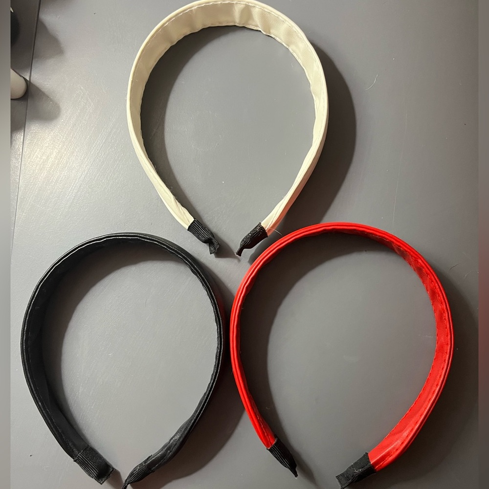 From Shein. 3pc Solid Hair Hoops/headband. Never been worn.